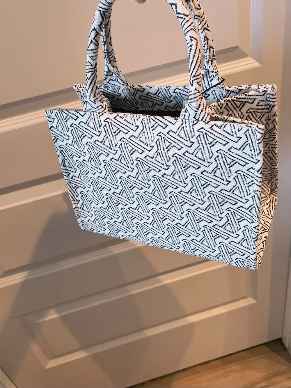 NWT Aritzia Keep Mini Patterned Navy & White Tote Bag